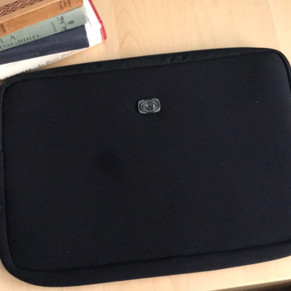 Body Glove Handbags - ⚡️FREE w/ purchase BodyGlove Laptop Sleeve